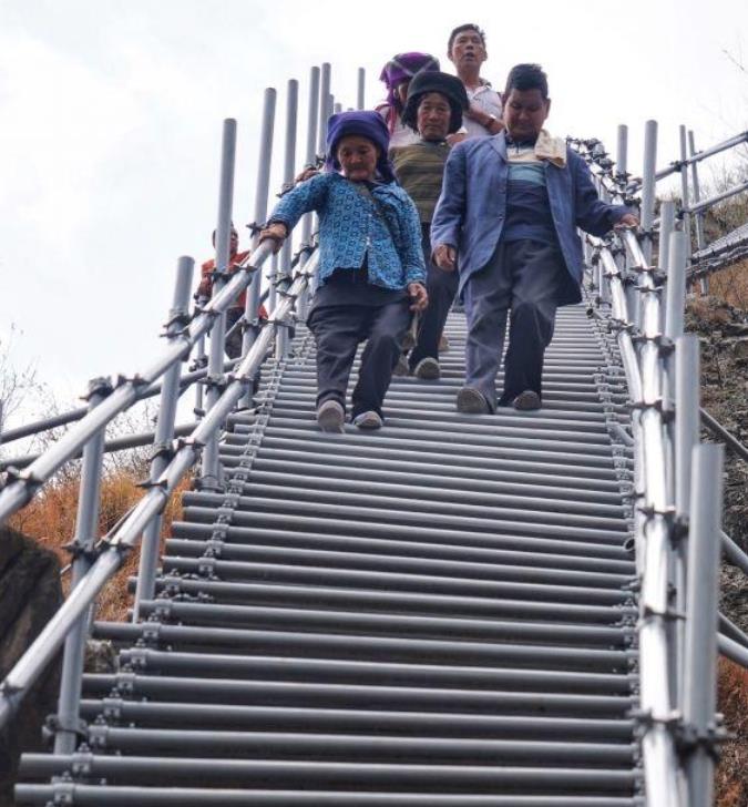 四川“悬崖村”村民搬家了